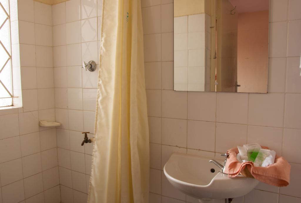 Blue Hut Hotel ナイロビ エクステリア 写真